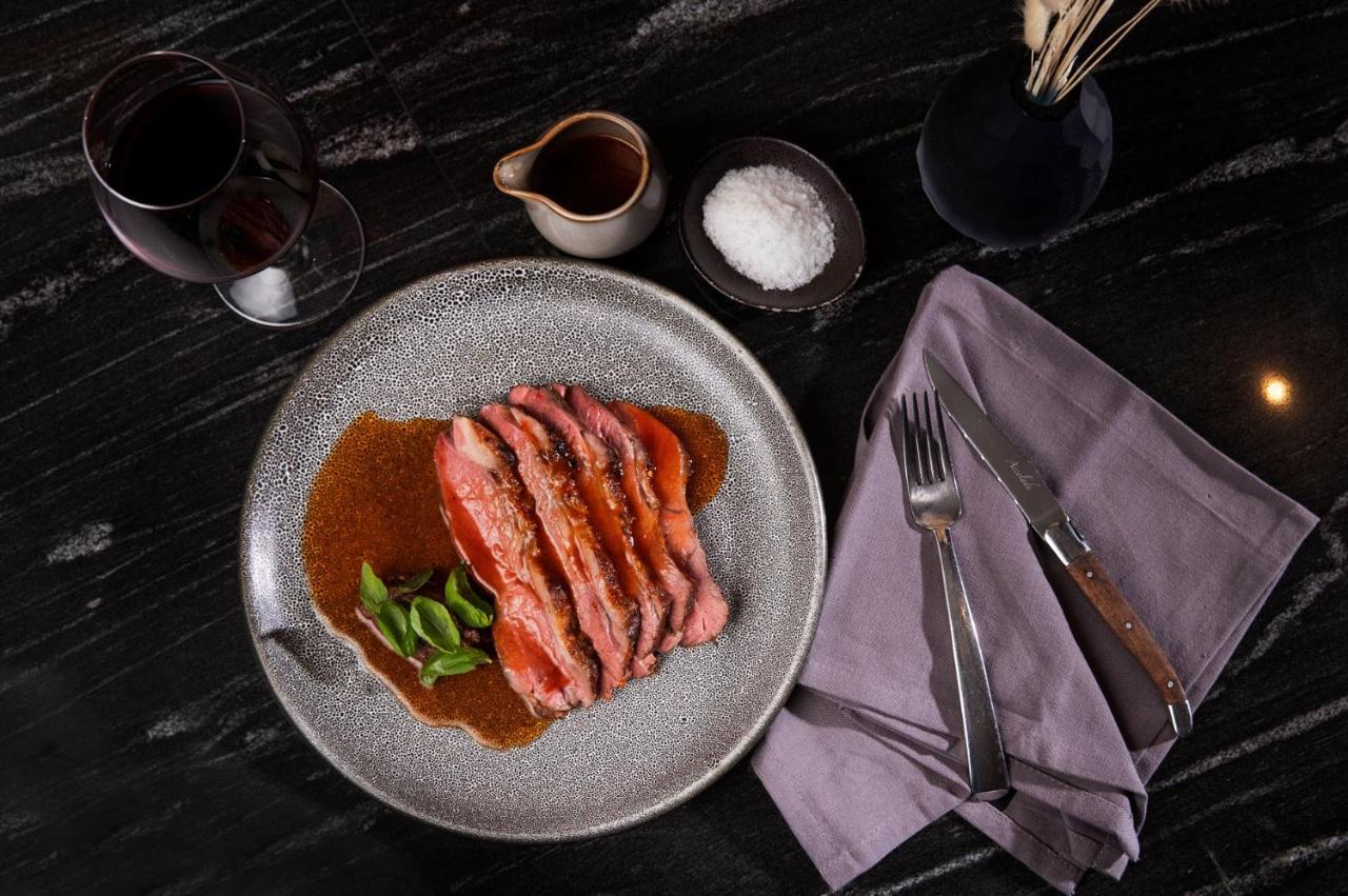 Qt Distretto di Queenstown Esterno foto A plate of steak and red wine