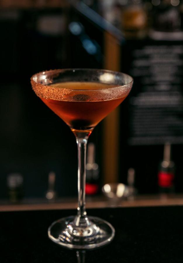 Qt Distretto di Queenstown Esterno foto A Manhattan cocktail