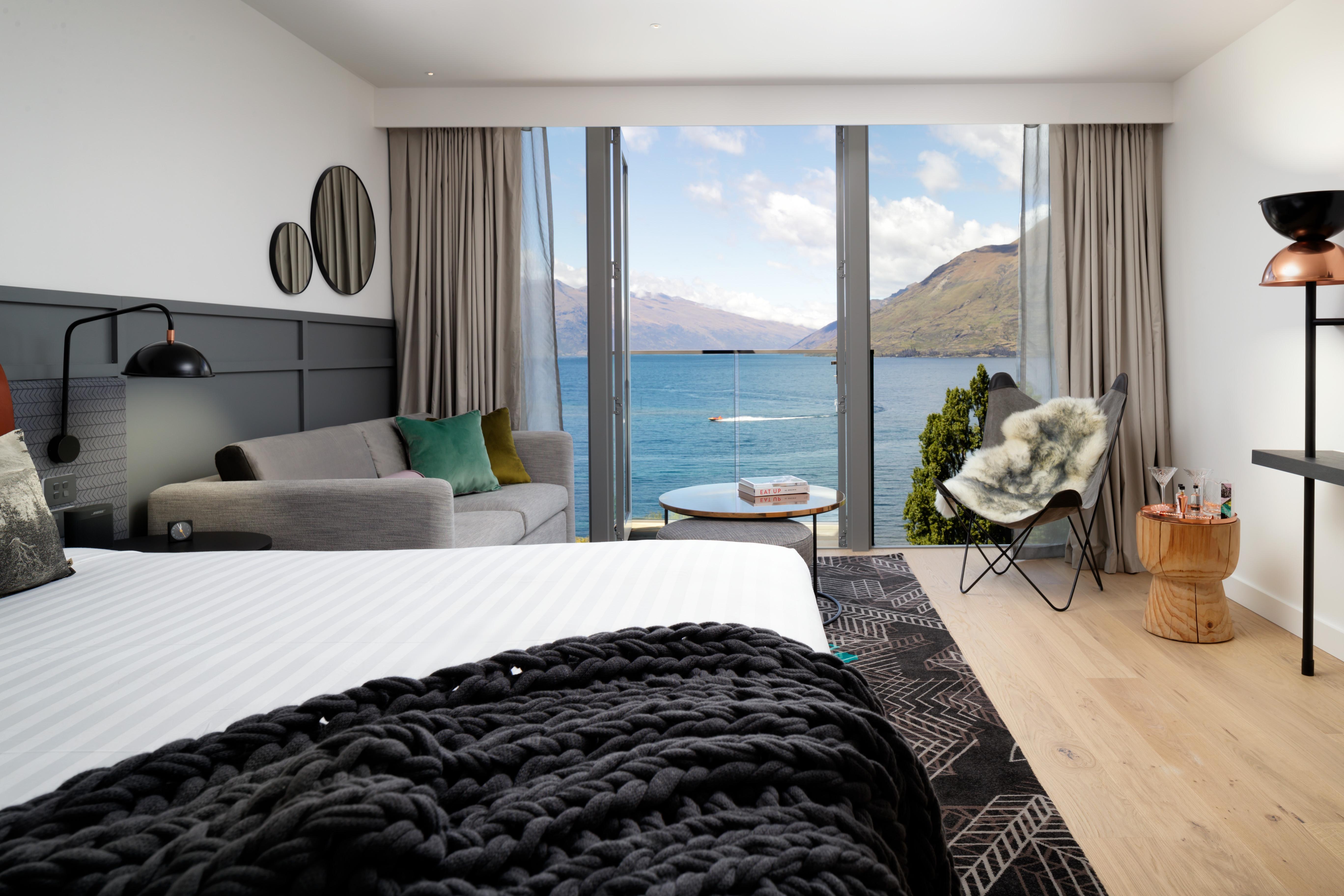 Qt Distretto di Queenstown Esterno foto The hotel's Lakefront Suite