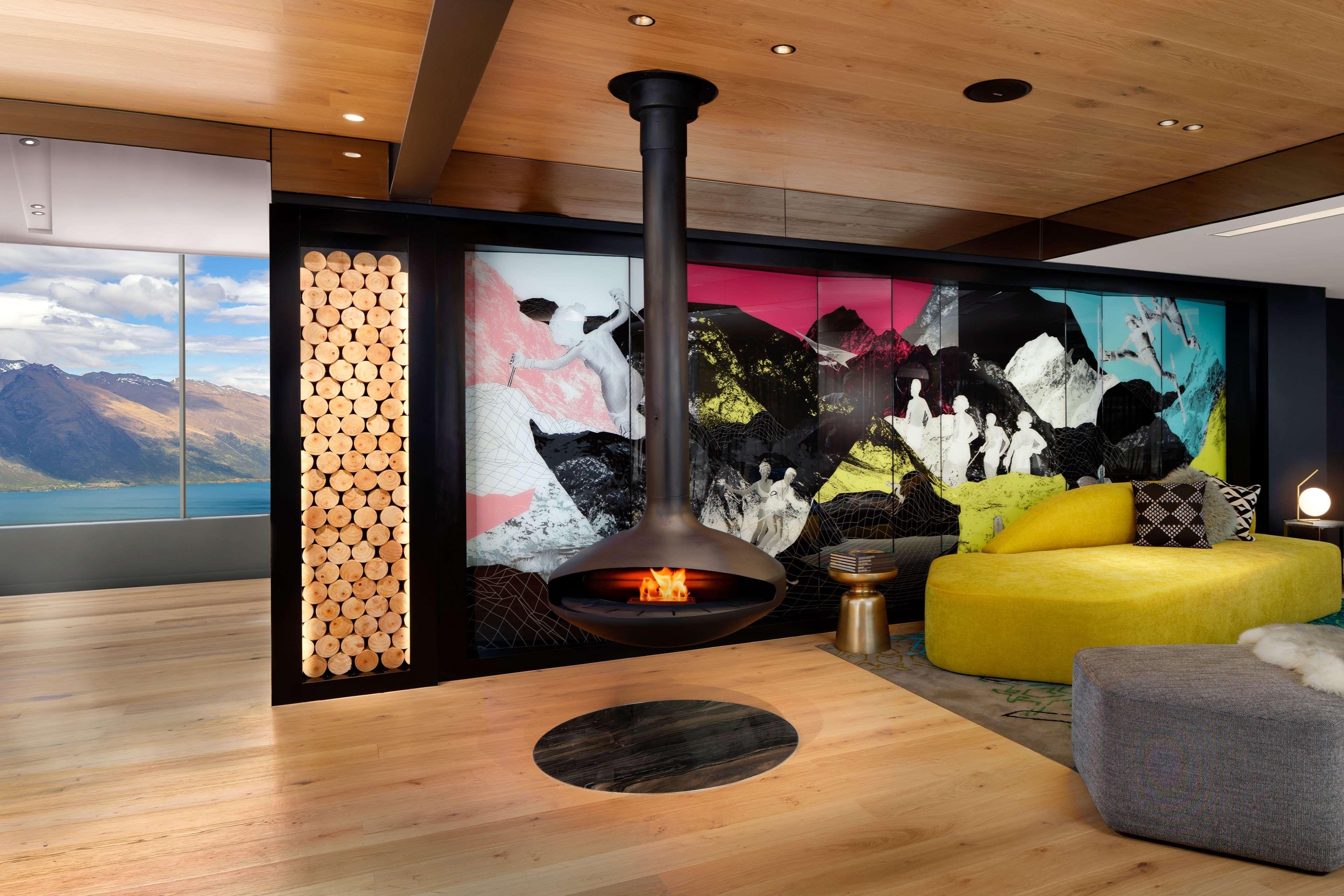 Qt Distretto di Queenstown Esterno foto A suspended fireplace