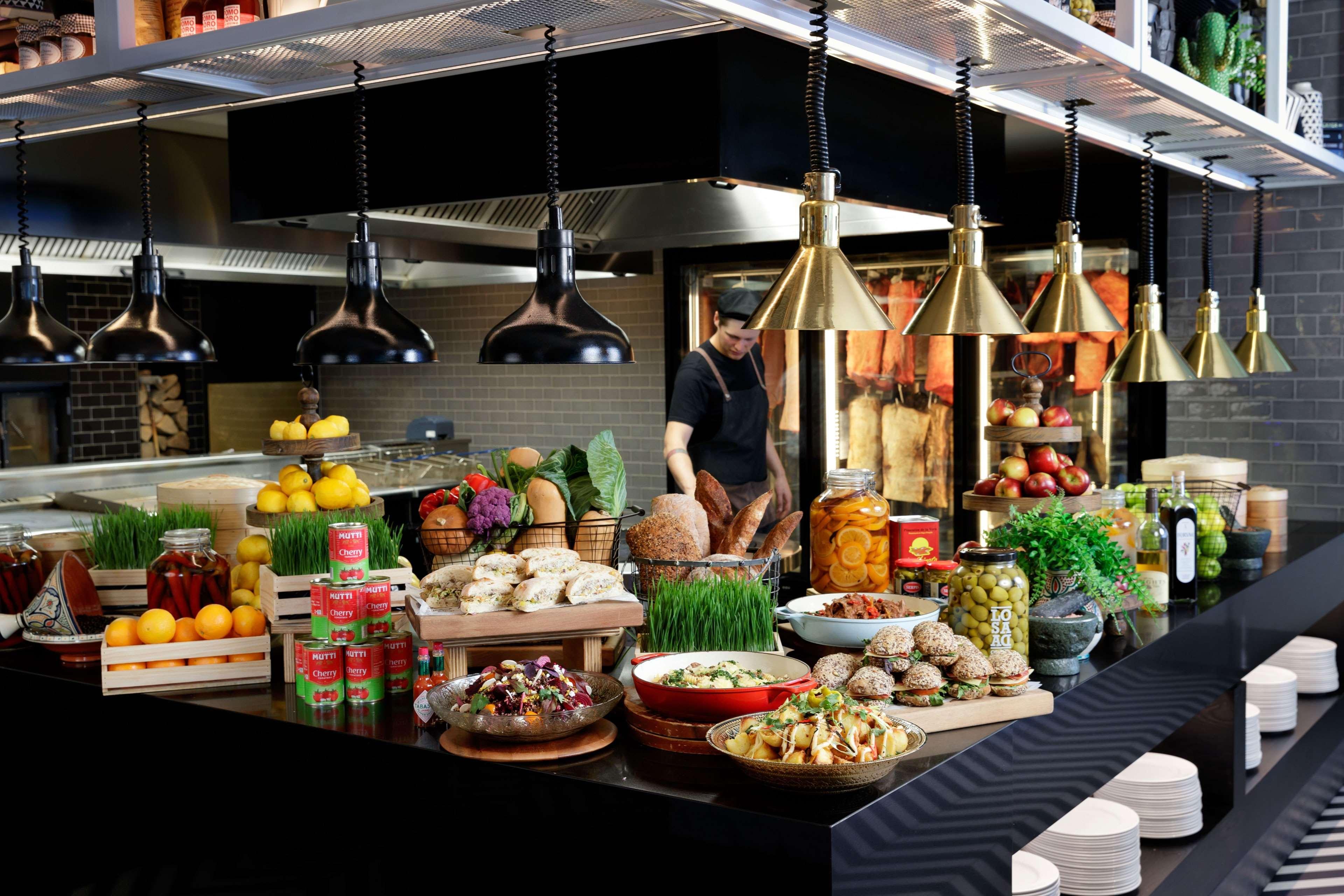 Qt Distretto di Queenstown Esterno foto A buffet at a restaurant