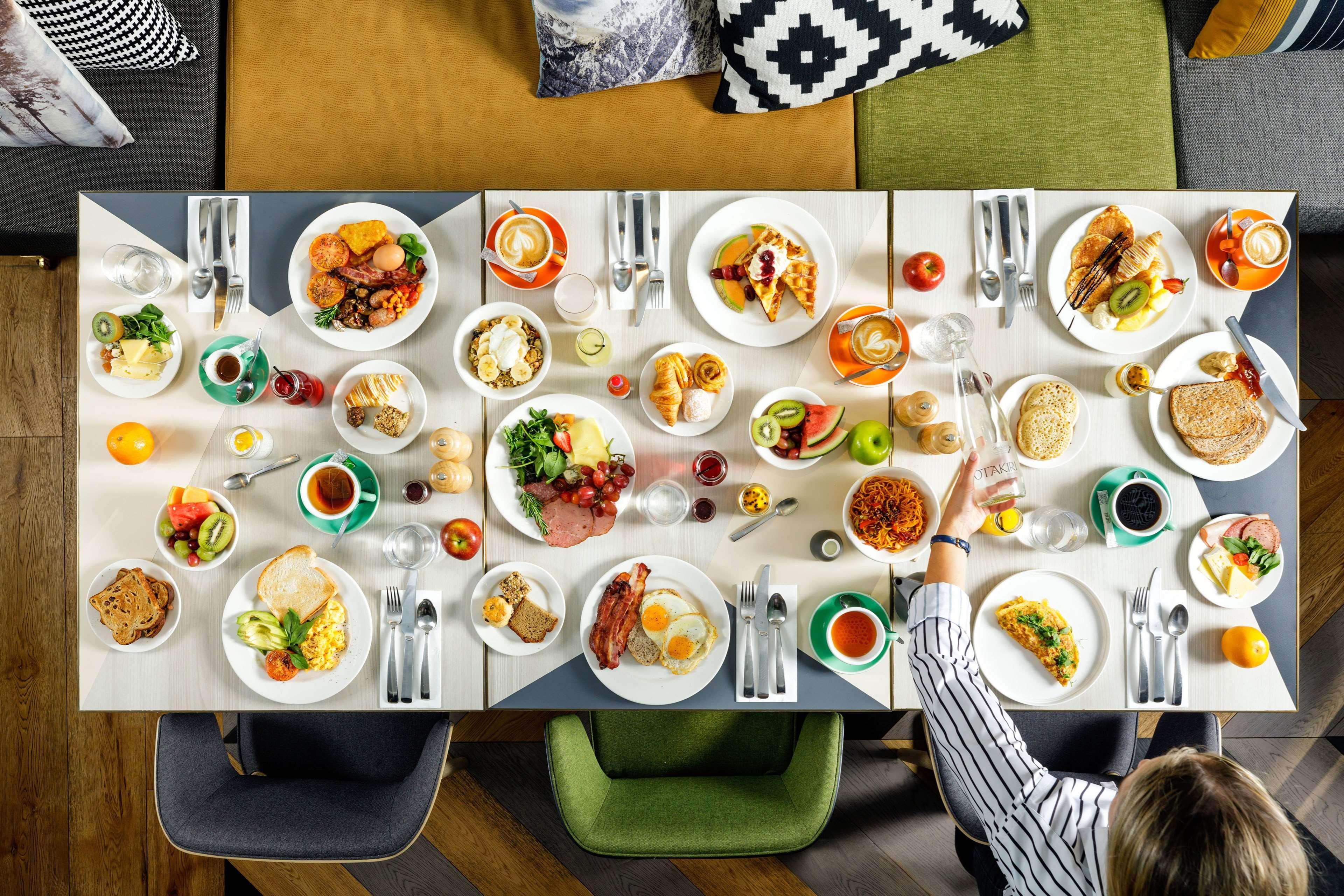 Qt Distretto di Queenstown Esterno foto A typical breakfast buffet