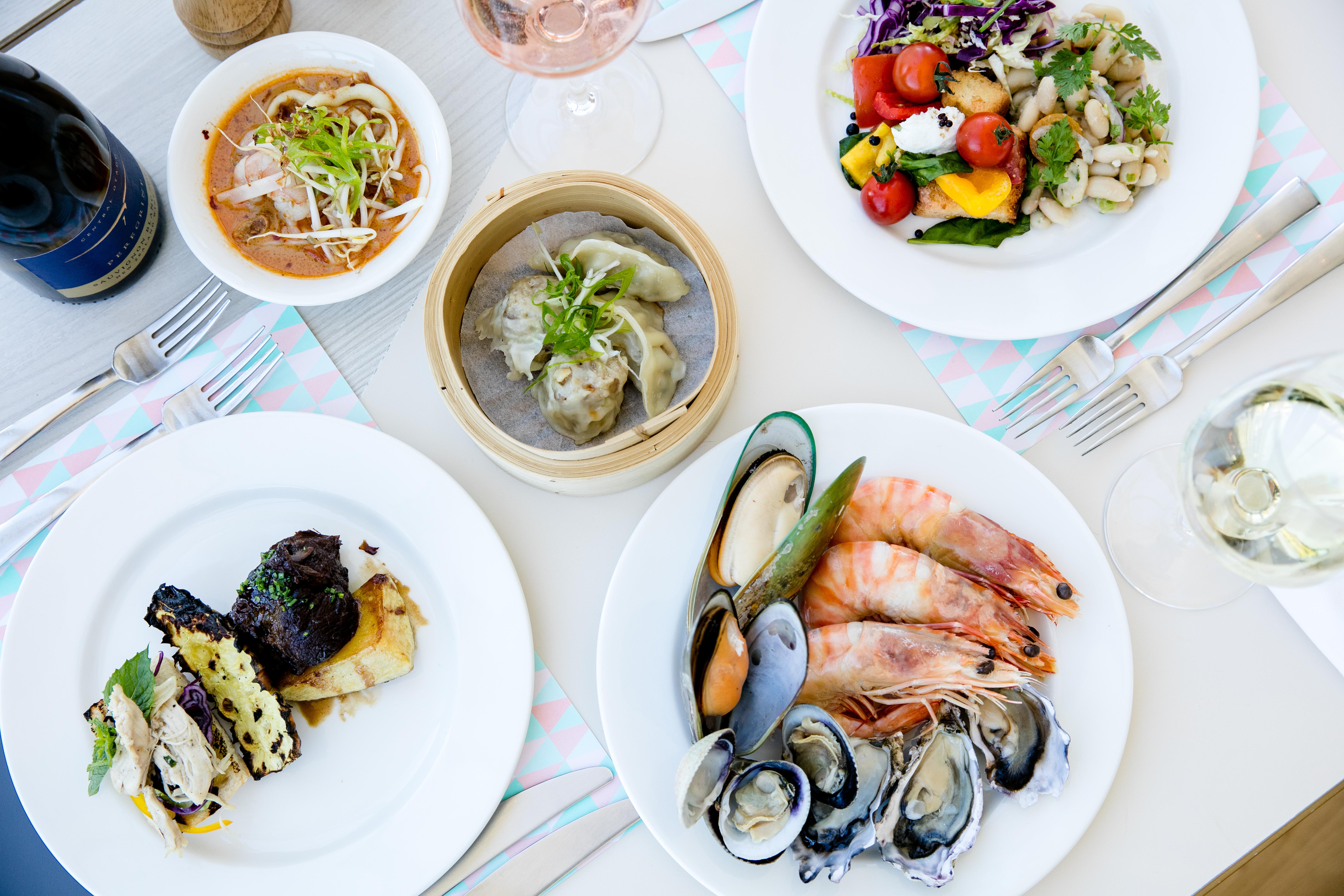 Qt Distretto di Queenstown Esterno foto A selection of dishes at the restaurant
